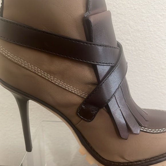 Tory Burch Brown and Tan Heeled Boots with High Stiletto Heel and Unique Design - Picture 5 of 14